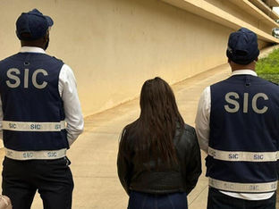A imagem mostra indivíduos usando coletes com a inscrição "SIC".