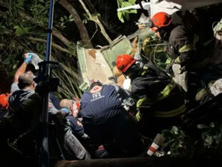 Avião de pequeno porte cai no litoral paulista e deixa uma vítima fatal