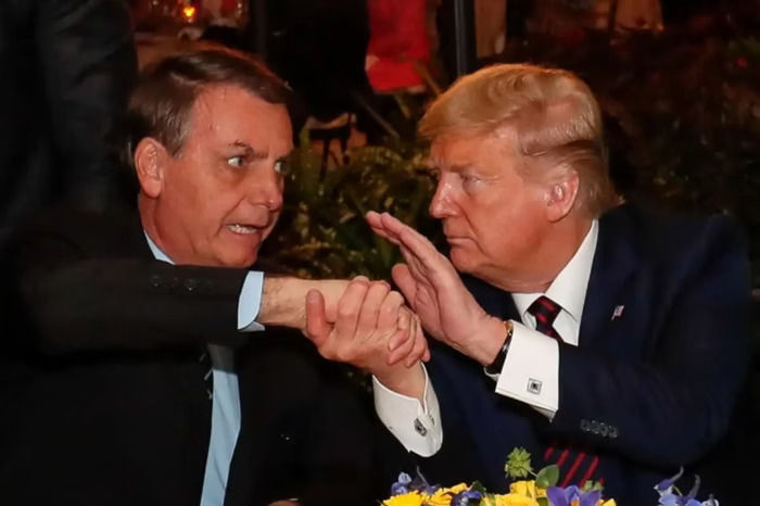 Jair Bolsonaro aperta mão de Donald Trump