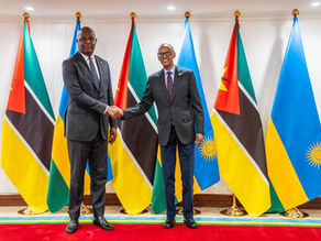 A imagem mostra um aperto de mãos entre o Presidente de Ruanda, Paul Kagame (à direita), e o Presidente de Moçambique, Filipe Nyusi (à esquerda), durante um encontro oficial. 