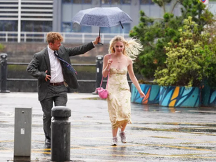 Pessoas caminhando na chuva