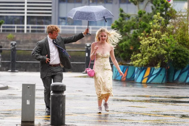 Pessoas caminhando na chuva