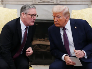 Sir Keir Starmer conversa com Donald Trump