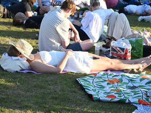 Fãs na fila para entrar em Wimbledon aproveitam o sol da manhã
