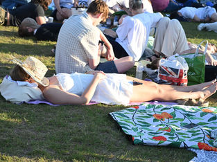 Fãs na fila para entrar em Wimbledon aproveitam o sol da manhã