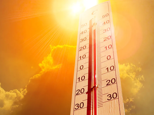 Termômetro aponta temperatura perto dos 40C e um sol escaldante aparece ao fundo