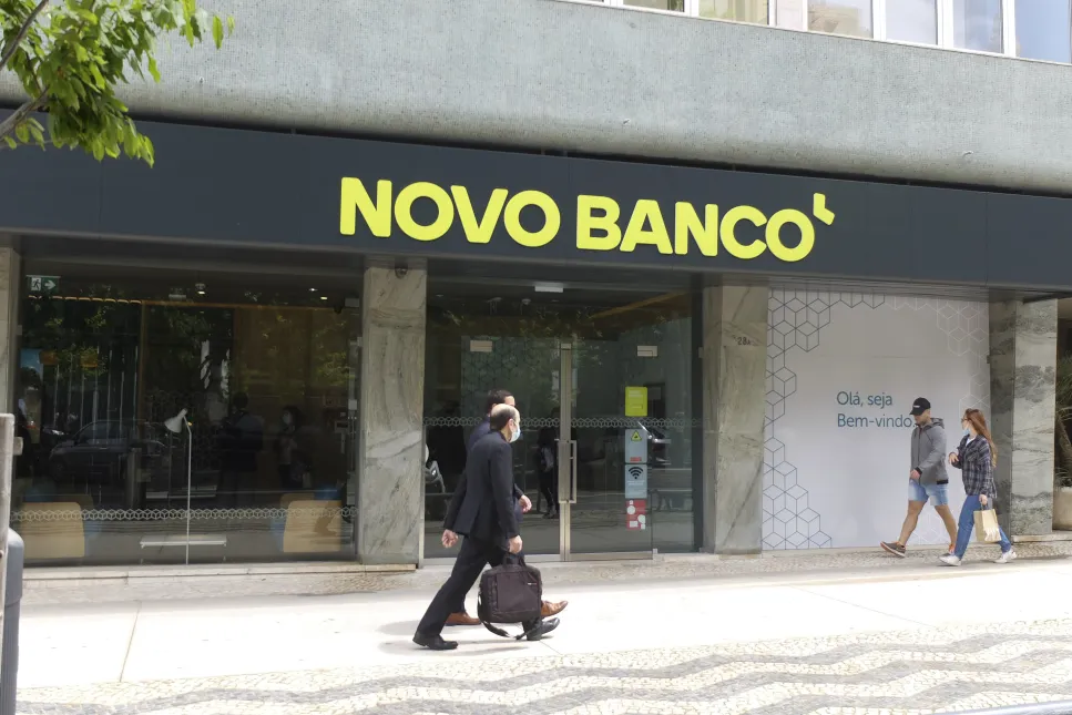 Fachada de um banco escrito 'Novo Banco'