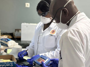 Técnicos de laboratório operam com novos espectrómetros Raman