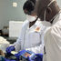 Técnicos de laboratório operam com novos espectrómetros Raman