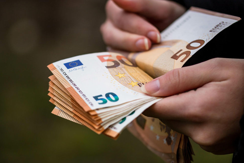 Closeup de mãos femininas contando notas de euro
