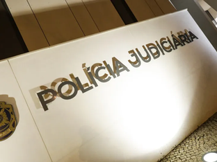 Parede com o logotipo e a escrita 'Polícia Judiciária'