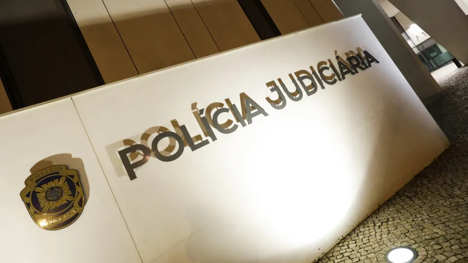 Parede com o logotipo e a escrita 'Polícia Judiciária'