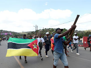 Protestantes seguram bandeira de Moçambique