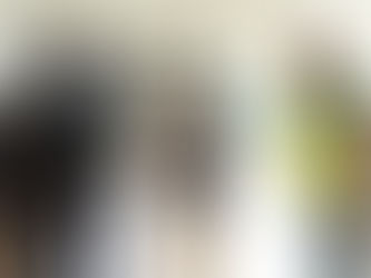 Um grupo de profissionais, alguns usando capacetes e coletes de segurança, estão reunidos em um ambiente interno que parece ser um canteiro de obras ou uma instalação recém-concluída.