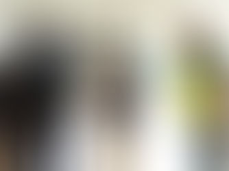 Um grupo de profissionais, alguns usando capacetes e coletes de segurança, estão reunidos em um ambiente interno que parece ser um canteiro de obras ou uma instalação recém-concluída.