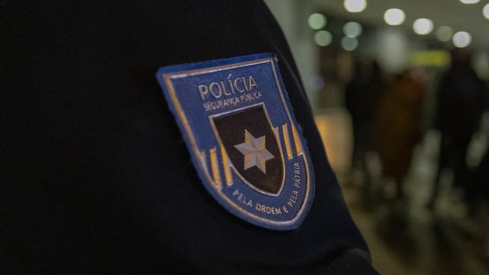 Logo da PSP em uniforme de policial