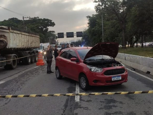 Perseguição policial na Marginal Tietê termina com dois baleados