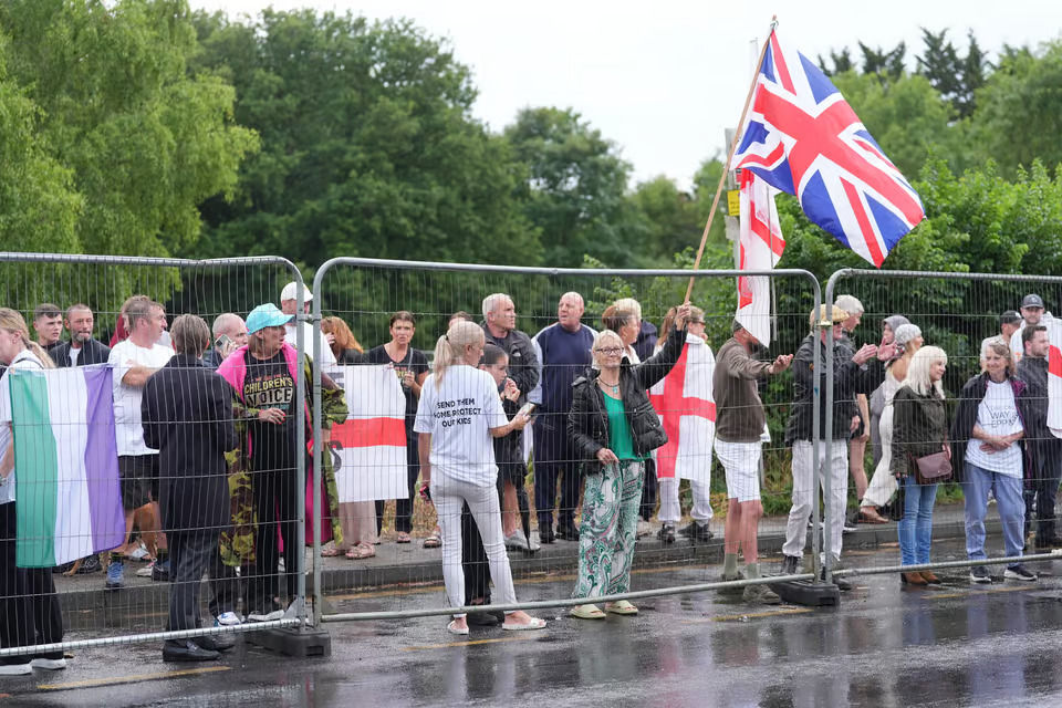 Manifestantes do lado de fora do The Bell Hotel em Epping
