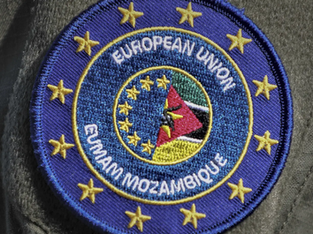 O emblema na imagem representa a EUMAM (European Union Military Assistance Mission) em Moçambique.
