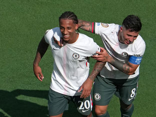João Pedro aparece comemorando em campo