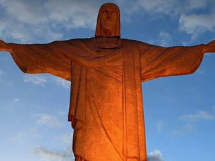 Cristo Redentor recebe iluminação laranja em homenagem a reféns do Hamas