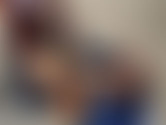 Mulher com colete alaranjado dando vacina para criança