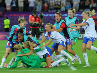 Jogadoras comemoram com goleira em campo