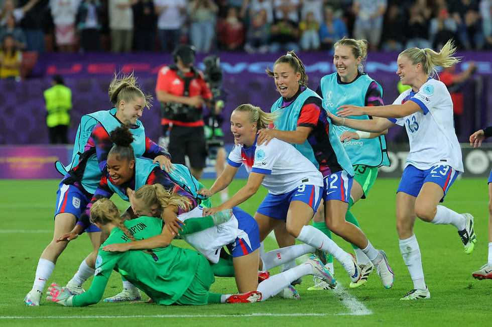 Jogadoras comemoram com goleira em campo