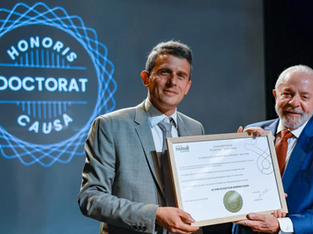 o presidente da Universidade Paris 8, Arnold Laimé, entrega o título de doutor honoris causa a Lula