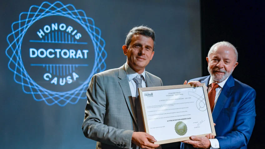o presidente da Universidade Paris 8, Arnold Laimé, entrega o título de doutor honoris causa a Lula