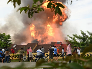 Grande explosão aparece al fundo de casas