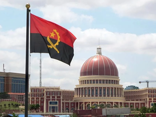 A imagem mostra a bandeira de Angola e o edifício da Assembleia Nacional de Angola.