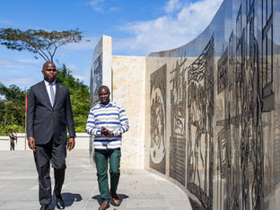 Presidente da República, Daniel Chapo (esquerda), visita Mural Histórico sobre o Massacre de Mueda