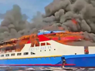 Pânico no mar: passageiros saltam para o mar para escapar a incêndio