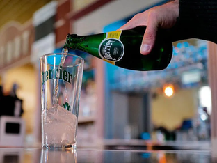Pessoa enche copo com Perrier