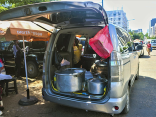Carro com panelas de comida no seu interior