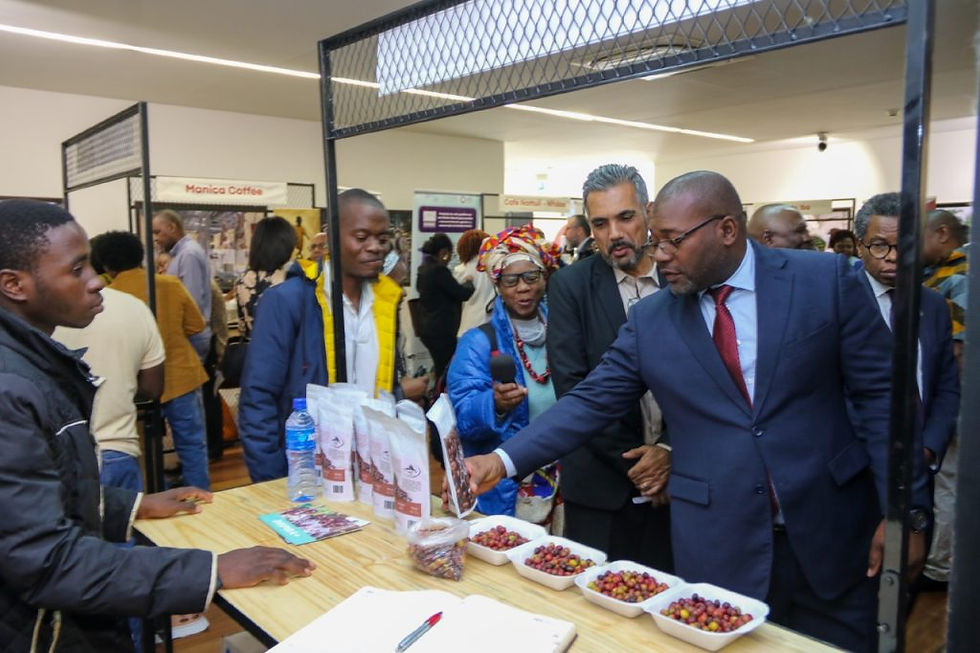 Secretário de Estado do Mar e Pescas, Momade Juízo e o Presidente da Associação Moçambicana dos Cafeicultores (AMOCAFÉ), Jenaro Lopez, visitam a exposição realizada no evento CAFÉ MOÇAMBIQUE 2025.