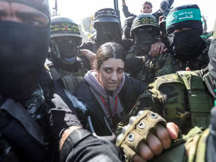 Hamas liberta oito reféns; Israel suspende soltura de prisioneiros palestinos