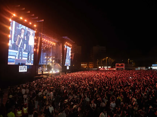 Palco de show com um público imenso