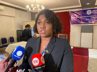 Embaixadora de Moçambique acreditada em Portugal e representante do país na CPLP, Stela Pinto Zeca, fala à imprensa