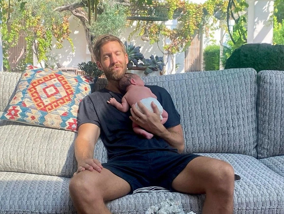 Calvin Harris e seu bebé no colo