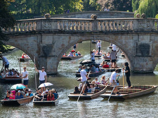 Pessoas passeiam ao longo do Rio Cam em Cambridge sob o sol