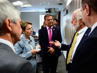 Em destaque, da esquerda para a direita, Tereza Cristina (PP-MS), Nelsinho Trad (PSD-MS) e Jaques Wagner (PT-BA), três dos oito integrantes da comitiva de senadores que embarcou para os EUA