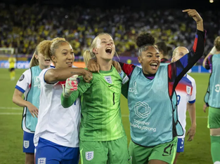A imagem mostra a celebração das jogadoras da seleção inglesa de futebol feminino após a vitória dramática nos pênaltis contra a Suécia nas quartas de final da Eurocopa Feminina de 2025.