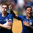 A imagem mostra dois jogadores do Chelsea FC, Cole Palmer (à esquerda) e Enzo Fernández (à direita), comemorando um gol.