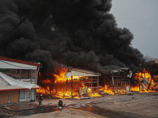 Bombeiros trabalham no local do mercado de Barabashovo atingido por ataque de drone russo em Kharkiv