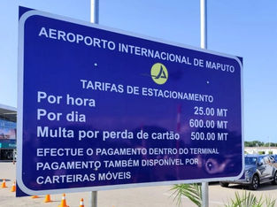 Placa com informações de estacionamento do aeroporto internacional de maputo