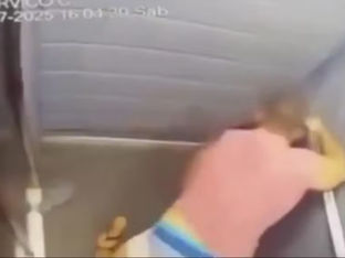Imagem borrada mostra homem no elevador socando mulher abaixo dele no elevador
