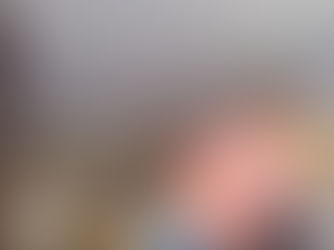 Imagem borrada mostra homem no elevador socando mulher abaixo dele no elevador
