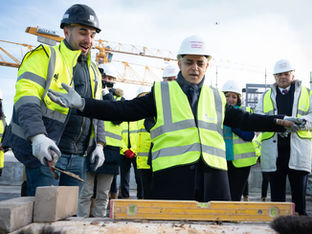 O prefeito de Londres, Sadiq Khan em um local de obras